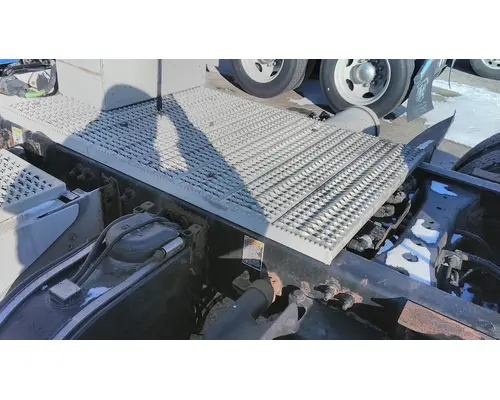 PETERBILT 579 DECK (CATWALK) STEP