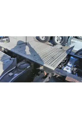 PETERBILT 579 DECK (CATWALK) STEP