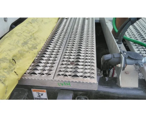 PETERBILT 579 DECK (CATWALK) STEP