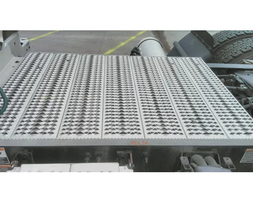 PETERBILT 579 DECK (CATWALK) STEP