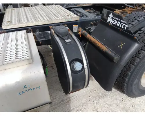 PETERBILT 579 DEF TANK