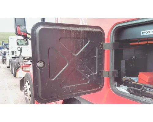 PETERBILT 579 DOOR, COMPARTMENT