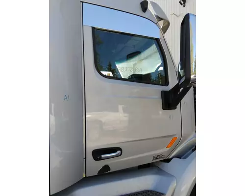 PETERBILT 579 DOOR ASSEMBLY, FRONT