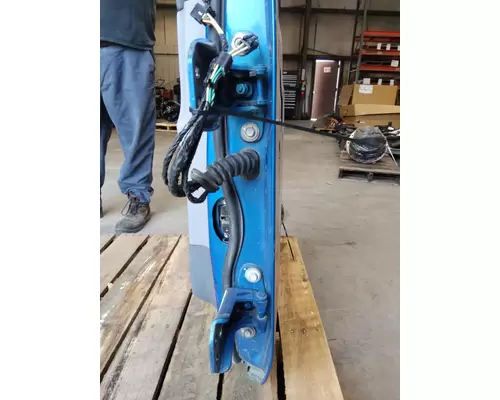 PETERBILT 579 DOOR ASSEMBLY, FRONT