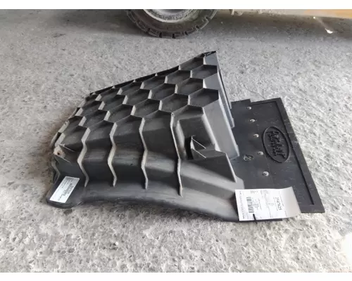 PETERBILT 579 FENDER ASSEMBLY, REAR