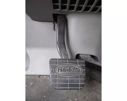 PETERBILT 579 FOOT PEDAL