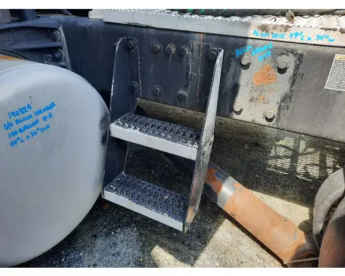 PETERBILT 579 FRAME STEP