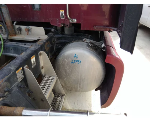 PETERBILT 579 FUEL FILLER NECKANTI-SIPHON