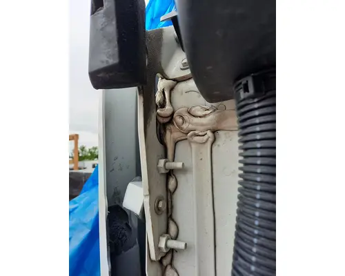 PETERBILT 579 HOOD BRACKET