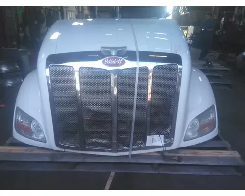 PETERBILT 579 HOOD