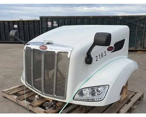 PETERBILT 579 Hood