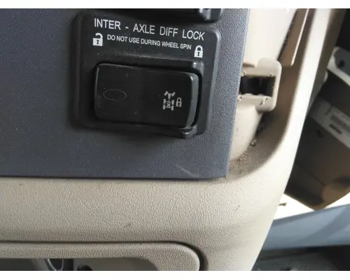 PETERBILT 579 INTERAXLE LOCK SWITCH