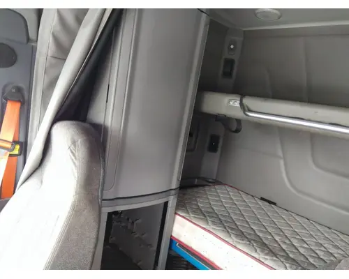 PETERBILT 579 INTERIOR CABINET