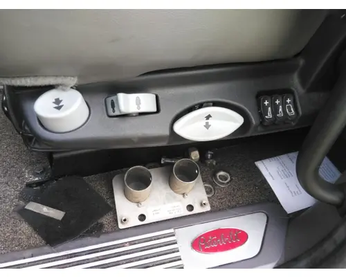 PETERBILT 579 SEAT, FRONT