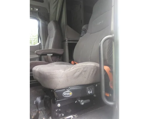 PETERBILT 579 SEAT, FRONT