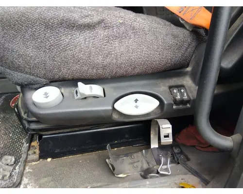 PETERBILT 579 SEAT, FRONT