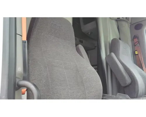 PETERBILT 579 SEAT, FRONT