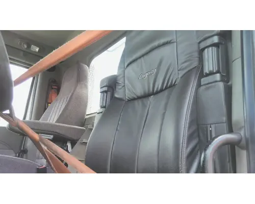 PETERBILT 579 SEAT, FRONT