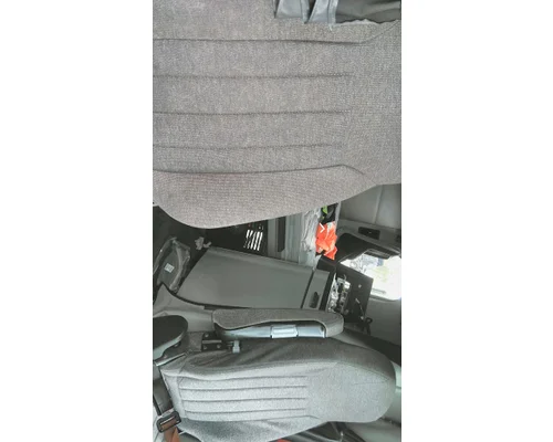 PETERBILT 579 SEAT, FRONT