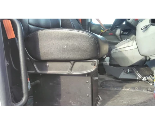 PETERBILT 579 SEAT, FRONT