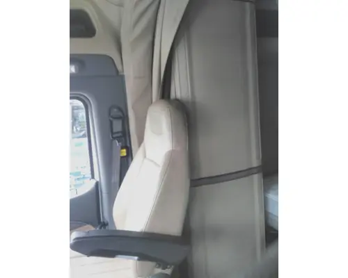 PETERBILT 579 SLEEPER CLOSET