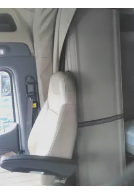 PETERBILT 579 SLEEPER CLOSET