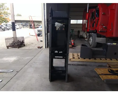 PETERBILT 579 SLEEPER CLOSET