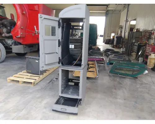 PETERBILT 579 SLEEPER CLOSET