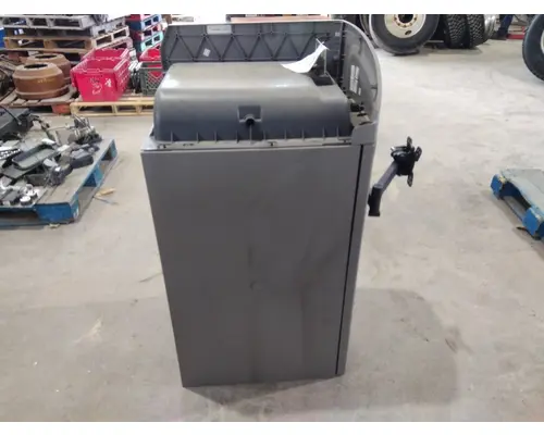 PETERBILT 579 SLEEPER CLOSET