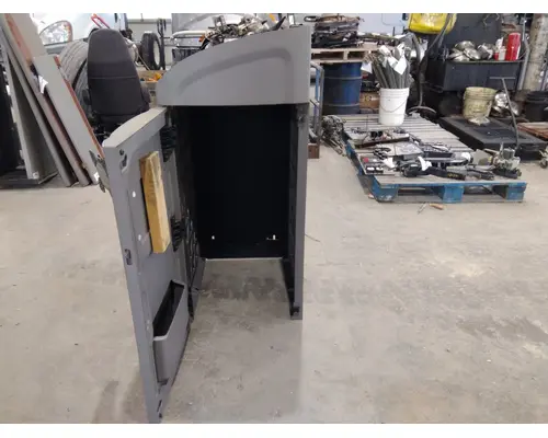 PETERBILT 579 SLEEPER CLOSET