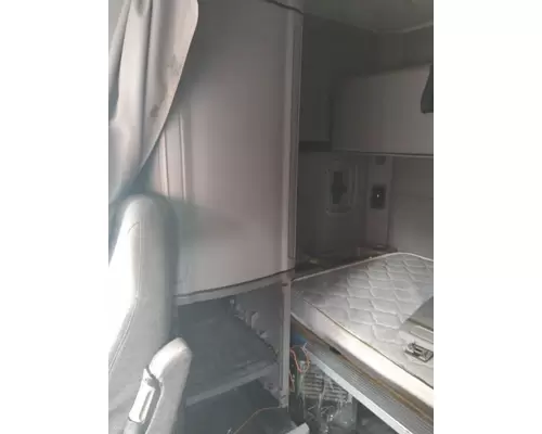 PETERBILT 579 SLEEPER CLOSET