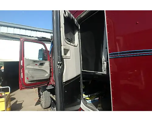 PETERBILT 579 Sleeper Door