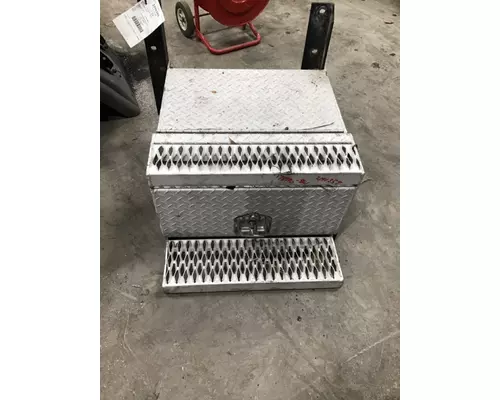 PETERBILT 579 TOOL BOX STEP