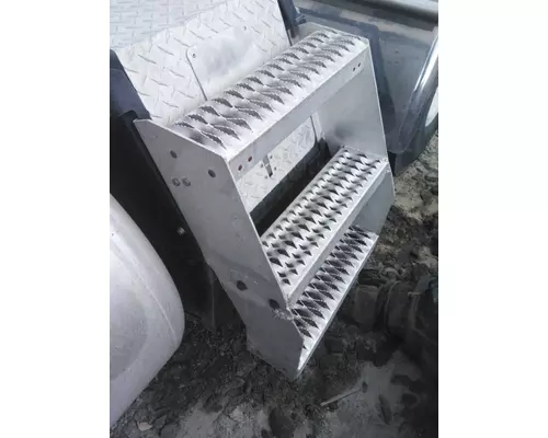 PETERBILT 579 TOOL BOX STEP