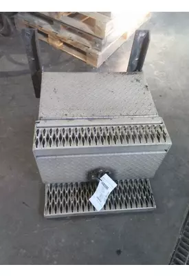 PETERBILT 579 TOOL BOX STEP