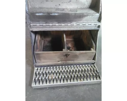 PETERBILT 579 TOOL BOX STEP