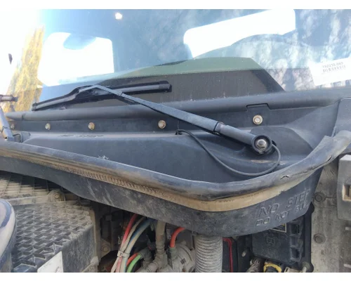 PETERBILT 579 WINDSHIELD WIPER ARM