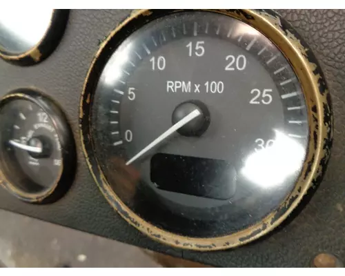 PETERBILT 587_Q43-6035 Tachometer