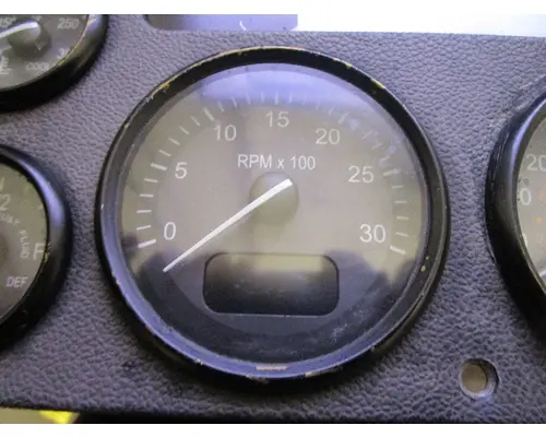 PETERBILT 587_Q43-6035 Tachometer
