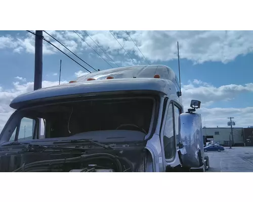 PETERBILT 587 CAB CLIP