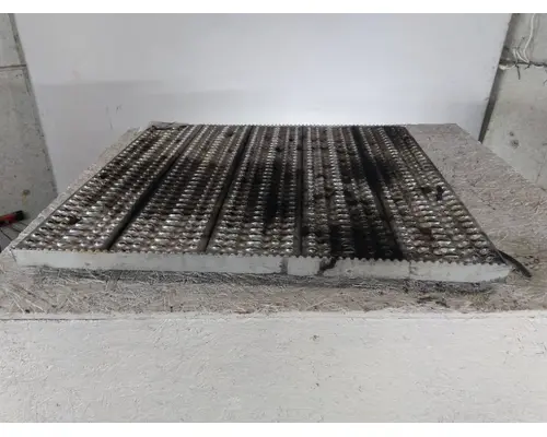 PETERBILT 587 DECK (CATWALK) STEP