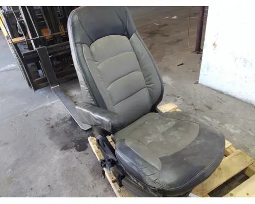 PETERBILT 587 SEAT, FRONT