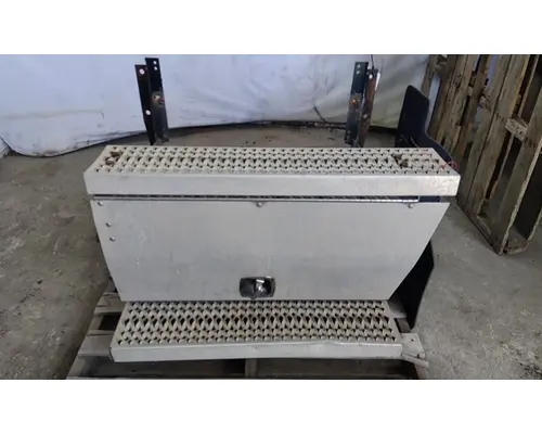 PETERBILT 587 TOOL BOX STEP