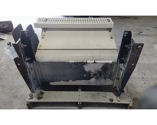 PETERBILT 587 TOOL BOX STEP