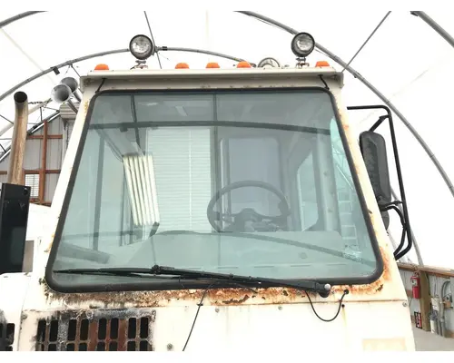 PETERBILT YT 30 Windshield Glass