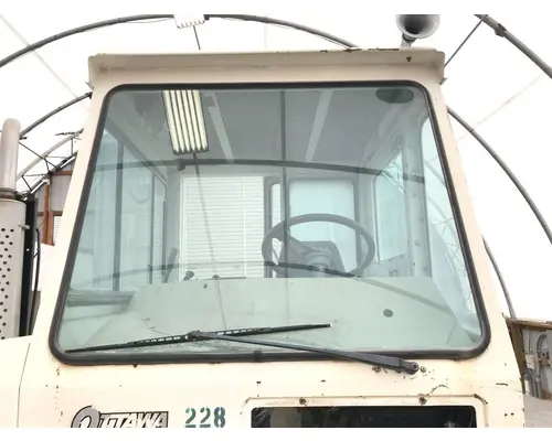 PETERBILT YT 30 Windshield Glass