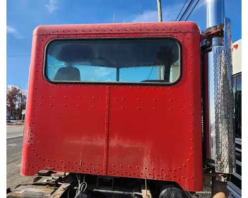Peterbilt 335 Cab