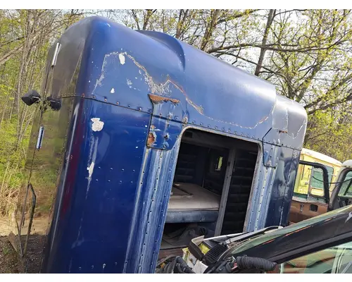 Sleeper PETERBILT 379 Truck Salvage International Inc