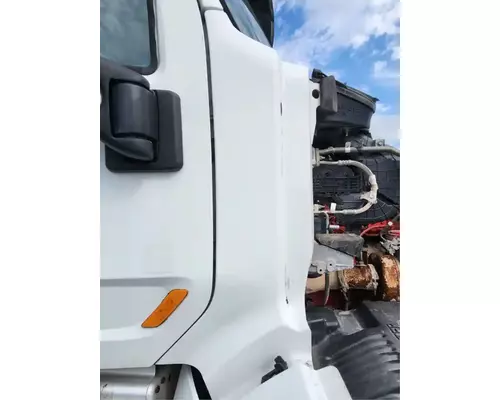 Peterbilt 567 Cowl
