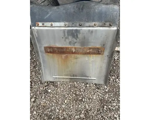 Fender Peterbilt 567 Dixie Truck Centre